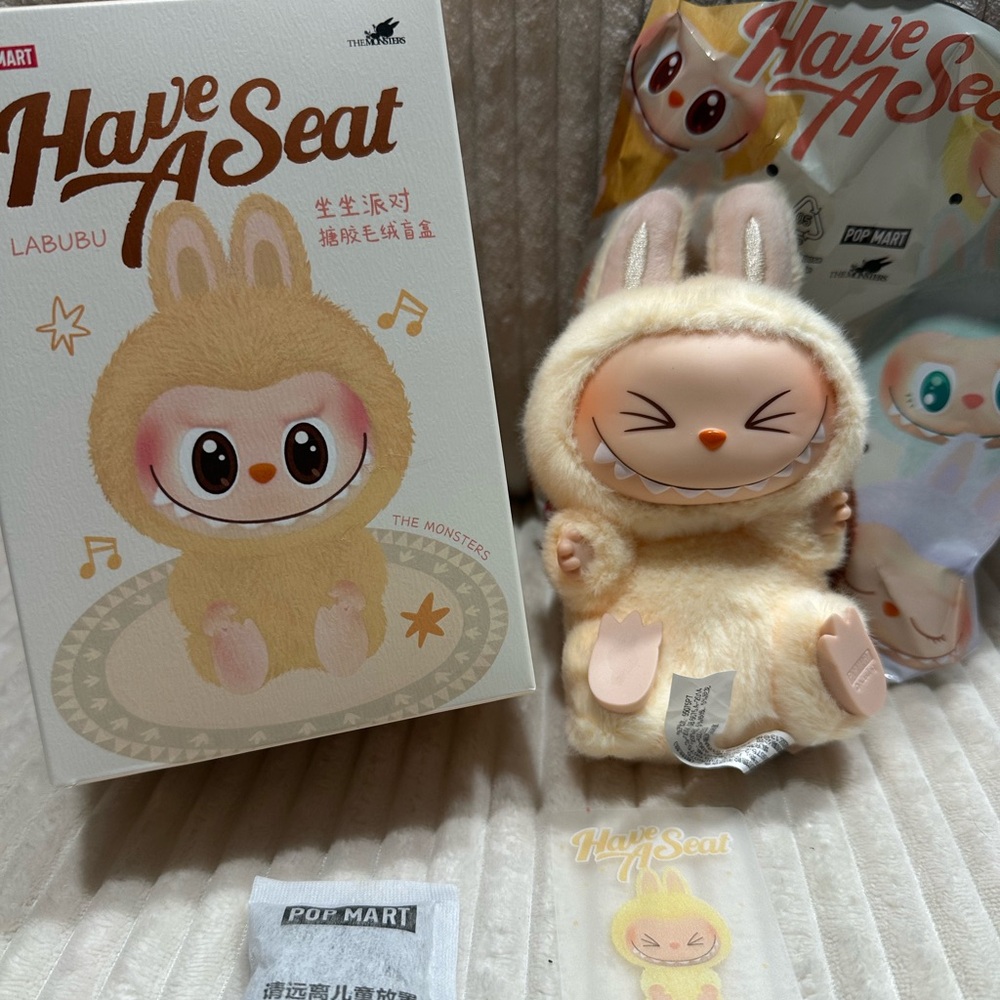 SISI - Pop Mart - Have A Seat Labubu.Yellow. Box and bag opened to verify.New.